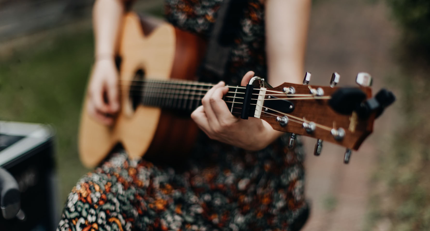 Willkommen bei Wave&Sound - Ihrem Musik-Duo für unvergessliche Hochzeiten in Stuttgart, Backnang, Waiblingen, Winnenden und Ludwigsburg!  Sie planen Ihre Hochzeit und suchen nach der perfekten musikalischen Begleitung für Ihre Trauung und den Sektempfang? Dann sind Sie bei uns genau richtig! Als erfahrene Musiker und Sängerin haben wir uns auf die musikalische Gestaltung von Hochzeiten spezialisiert und möchten Ihren besonderen Tag zu einem unvergesslichen Erlebnis machen.  Unser Repertoire umfasst eine vielfältige Auswahl an Hochzeitsmusik, die Ihre Trauung zu einem emotionalen Höhepunkt werden lässt. Von gefühlvollen Balladen bis hin zu mitreißenden Melodien - wir passen unsere Musik perfekt auf Ihre Wünsche und den Anlass an.  Während des Sektempfangs sorgen wir mit unserer professionellen Musik für eine entspannte und festliche Atmosphäre, in der Sie und Ihre Gäste den Moment genießen können. Lassen Sie sich von unserer einzigartigen Musik verzaubern und tauchen Sie ein in eine Welt voller Harmonie und Emotionen.  Wir, Kathrin Dietz und Leopold Hartzsch, freuen uns darauf, Ihren besonderen Tag musikalisch zu begleiten und Ihnen und Ihren Gästen unvergessliche Momente zu schenken. Kontaktieren Sie uns gerne, um mehr über unser Musik-Duo und unsere Leistungen zu erfahren.  Wave&Sound - Ihre Hochzeitsmusiker für unvergessliche Momente!
