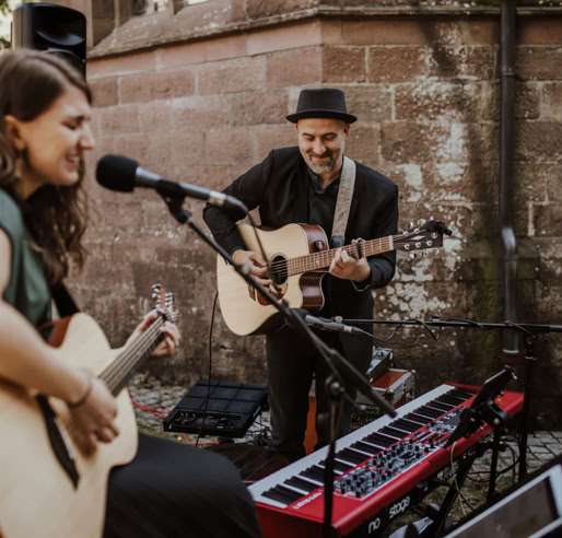 Wir sind das Musik-Duo Wave&Sound,  das sich auf die musikalische Begleitung von Trauungen und Sektempfängen spezialisiert hat. Mit unserer langjährigen Erfahrung und unserem breiten Repertoire sorgen wir für die perfekte musikalische Untermalung Ihrer Trauung und zum Sektempfang. Mit unserer professionellen Musik sorgen wir für eine unvergessliche Atmosphäre und machen Ihre Hochzeit zu einem ganz besonderen Erlebnis.