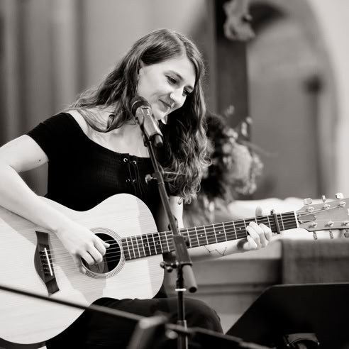 Kathrin Dietz ist die charismatische Stimme des Duos Wave&Sound. 