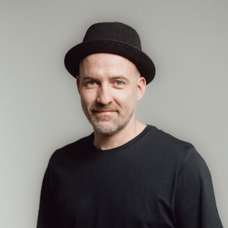 Dank Leopolds einzigartiger Klavierspielweise erhalten die Songs einen ganz besonderen Charakter. Seine einfühlsame Interpretation verleiht gefühlvollen Balladen musikalische Tiefe und Popsongs den nötigen Drive. Durch den Einsatz verschiedener Percussion-Elemente rundet er den gesamten Sound perfekt ab und macht jeden Song zu einem einmaligen Erlebnis.